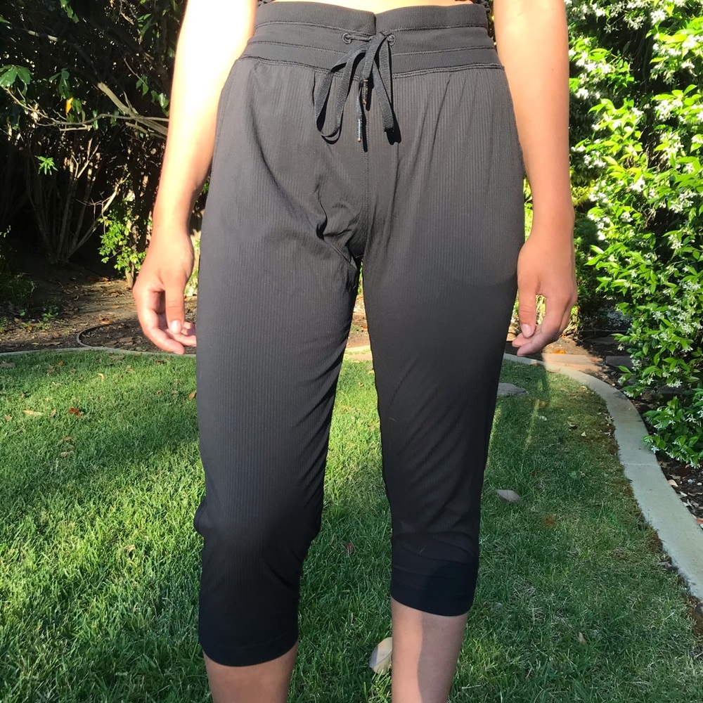BLACK LULU LEMON CAPRI JOGGERS